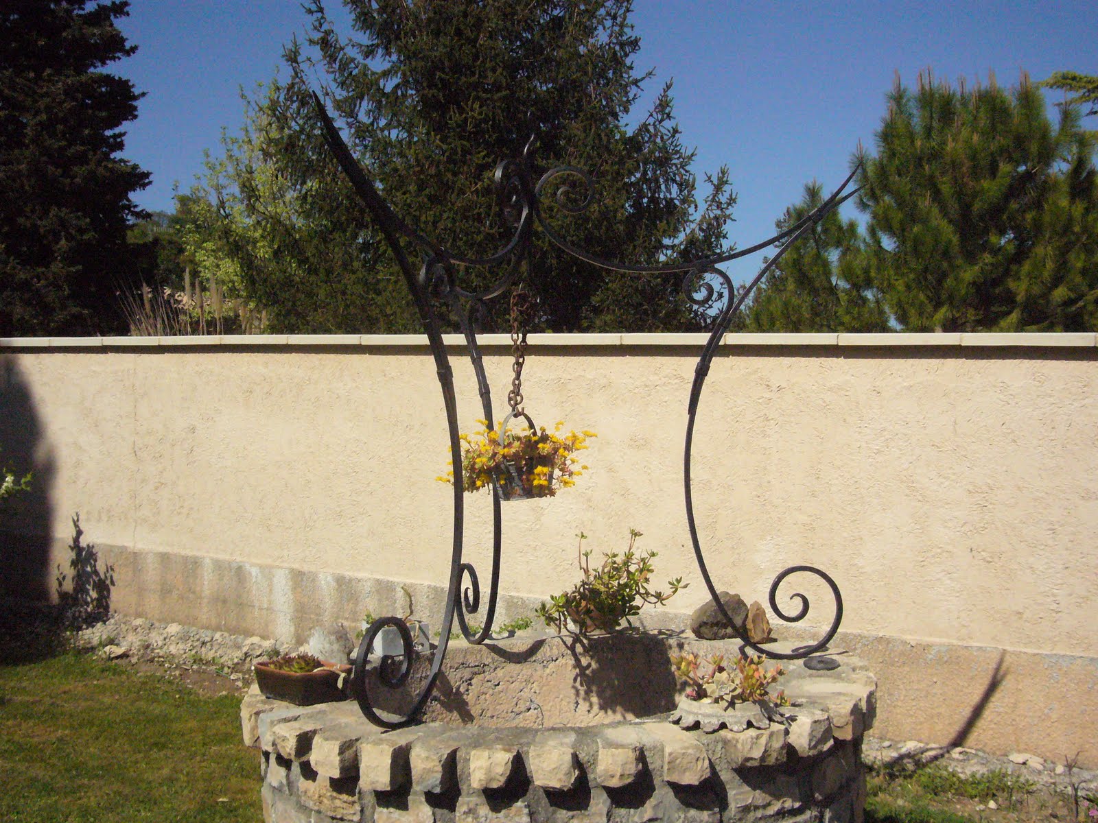 ACHER ,peinture et ferronnerie: potence de puit