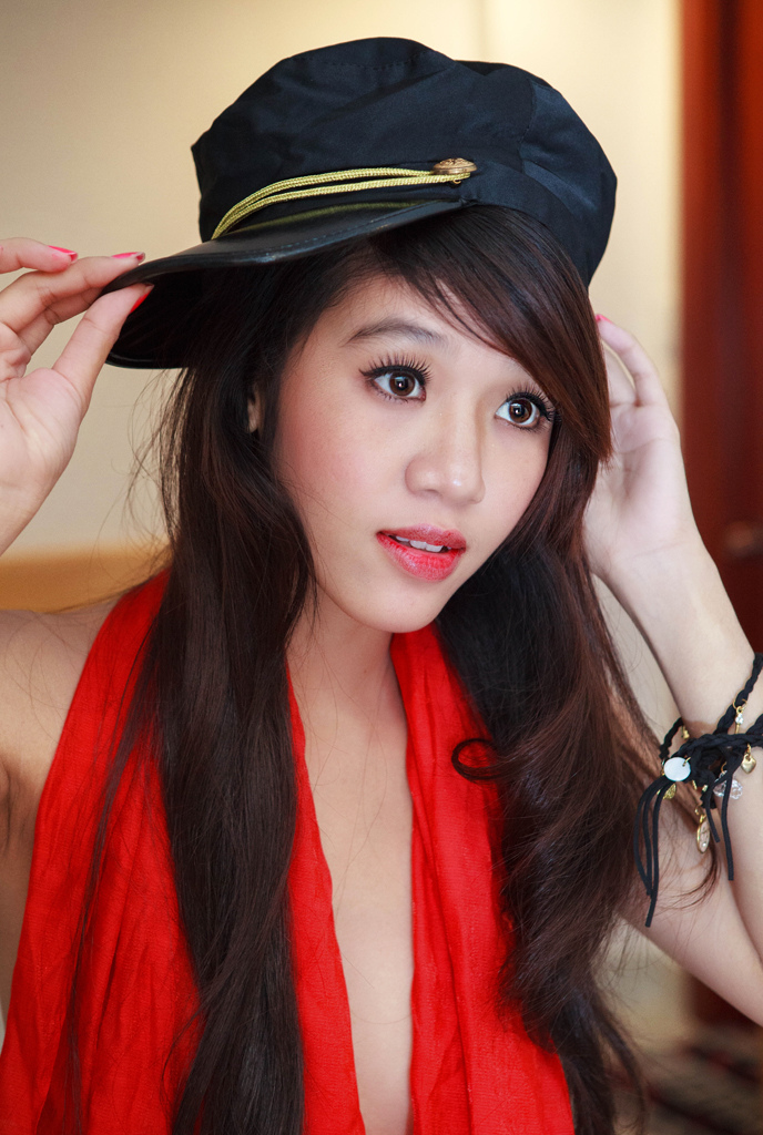 Lắp Đặt Cửa Cuốn Đức : Hot girl show hàng ngực khủng căng đầy cao vút