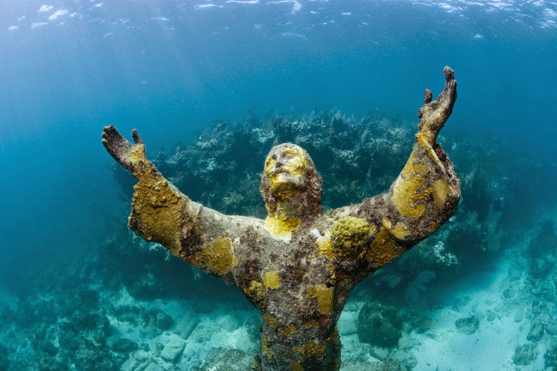 प्रकाश उज्यालो : 10 mysterious statues you can only see underwater