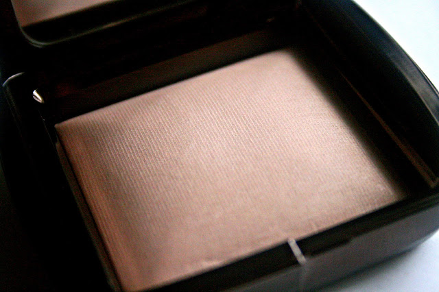 Hourglass Ambient Lighting Powder in Dim Light Review, Photos & Swatches