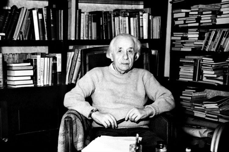 Einstein bir düşünceye konsantre olabilmek için hobileriyle ilgilenirdi, saatlerce iskambil kağıtlarından ev yapardı.