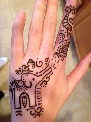 henna hand design