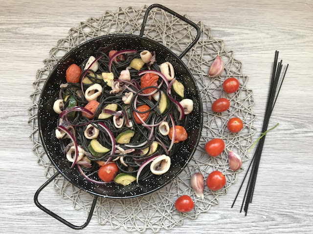 espagueti nero di sepia con calamares y verduras receta