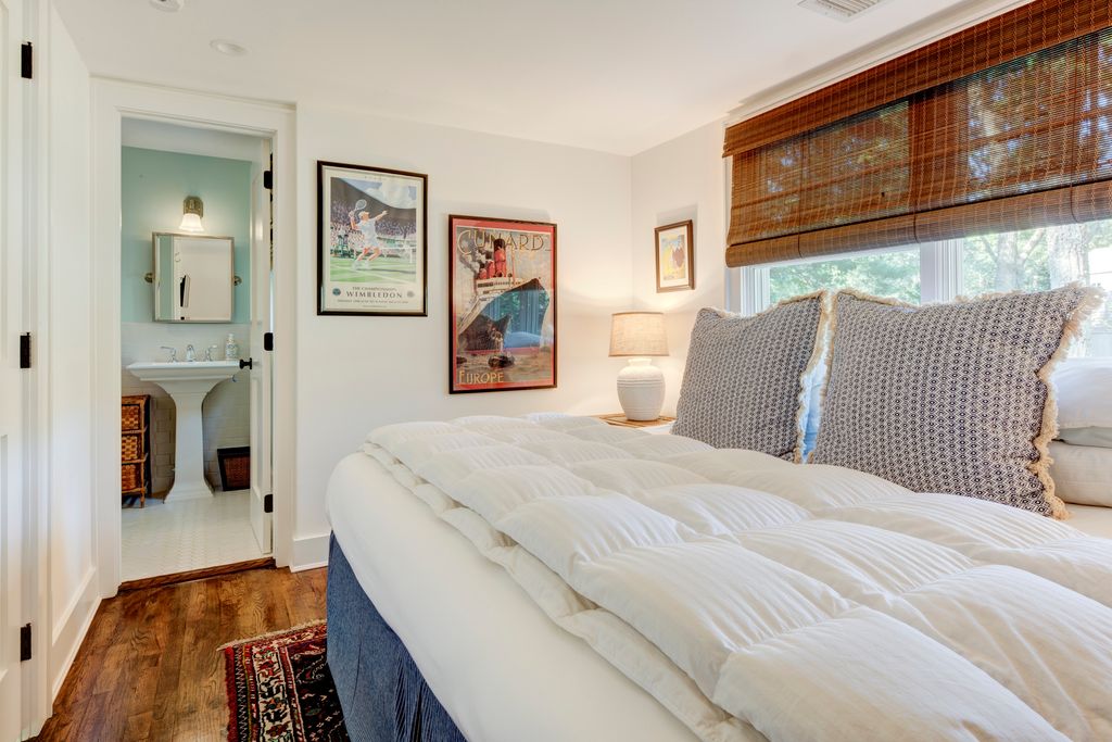 Sag Harbor Cottage (950 Sq Ft) [ TINY HOUSE TOWN ]