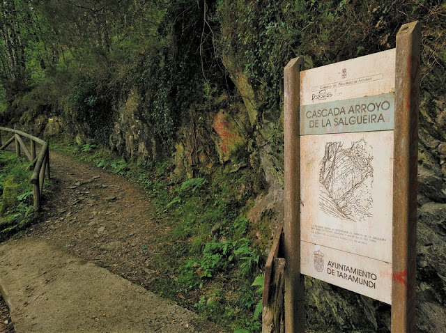 Panel de entrada al sendero de la cascada de A'Salgueira