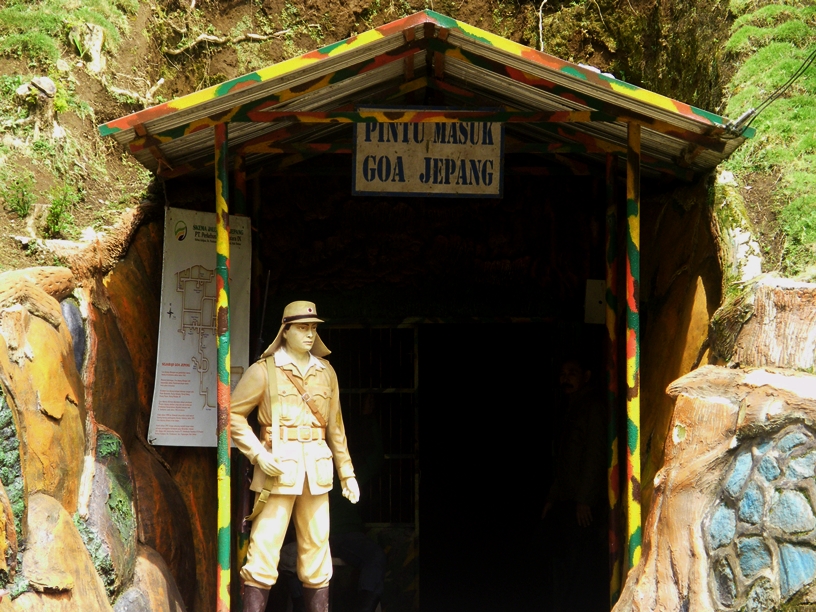 Jalan-jalan ke Kebun Teh dan gua jepang Kaligua Desa ...