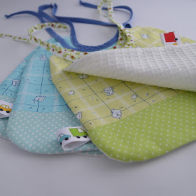 Gee's Projects: Baby's Bibs- free pattern