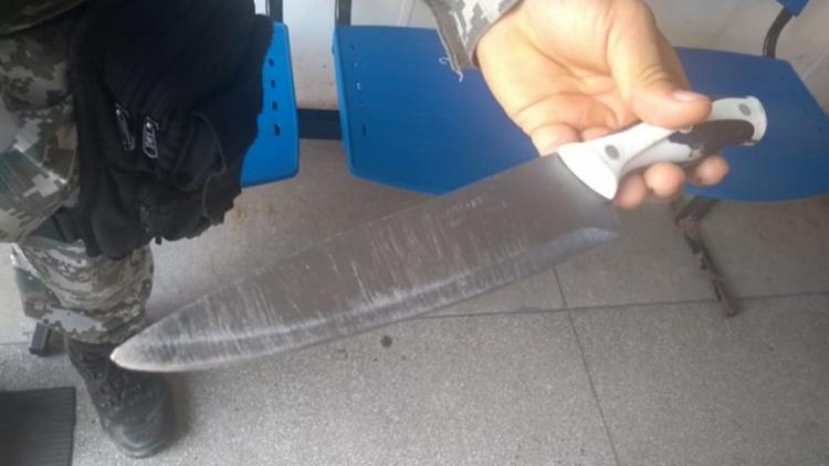 Motorista de ônibus é esfaqueado durante assalto em Salvador; suspeito é preso