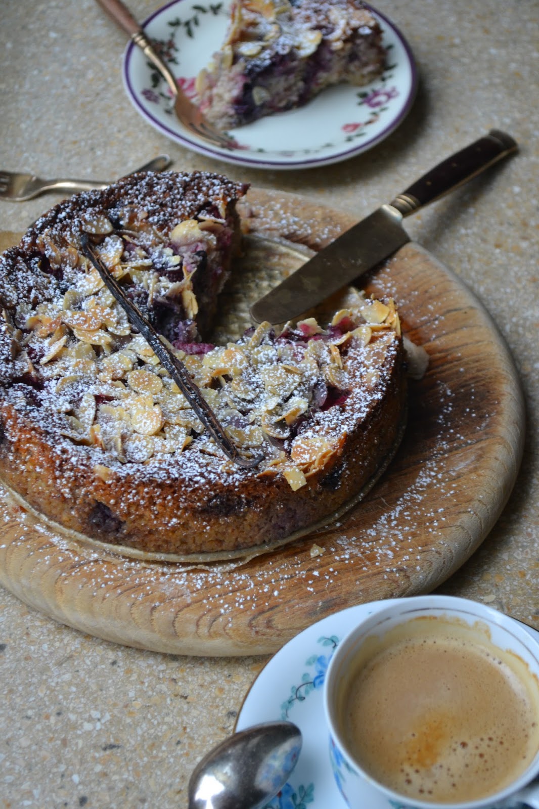 Himbeer-Blaubeer Ricotta-Mandelkuchen - The Recipe Suitcase