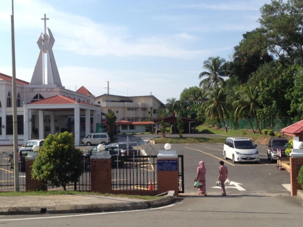 Hanya di Sabah! Gereja buka ruangan letak kereta untuk pengunjung Bazaar Ramadan