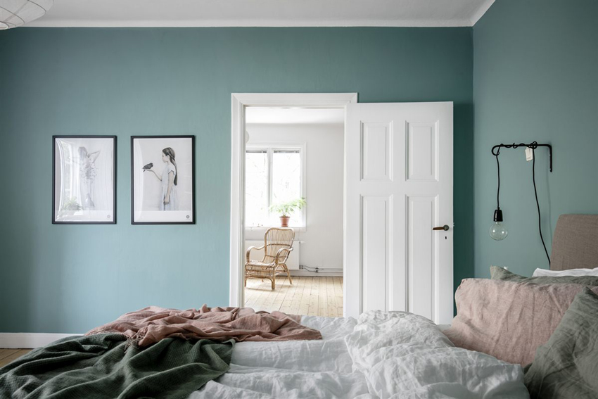 laminas en pared azul dormitorio