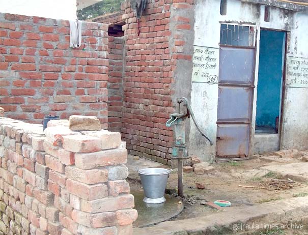 बाहरी-लोगों-ने-भी-उठाई-गजरौला-में-शौचालयों-की-मांग