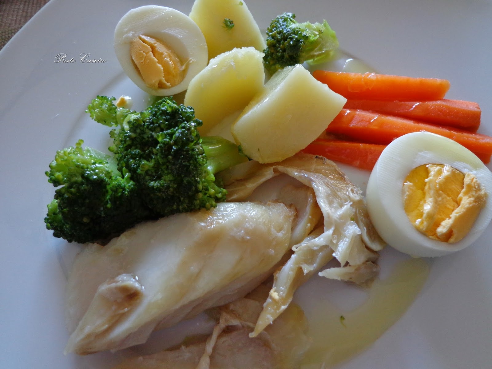 Prato Caseiro Bacalhau cozido com ovo e legumes