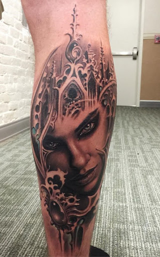 Retrato tatuagens são geralmente memoriais das pessoas que você ama. Mas ele poderia também mostrar a parte de si mesmo ou talvez fosse simplesmente o que você quiser.