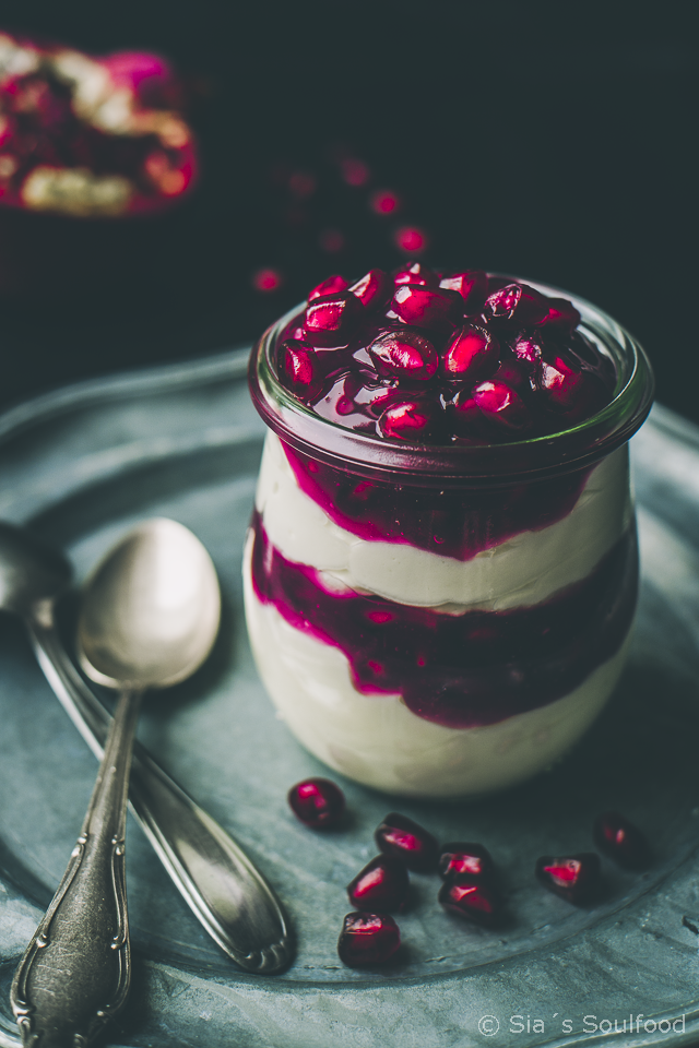 sia´s soulfood foodblog: Weiße Schokoladencreme mit Granatapfel