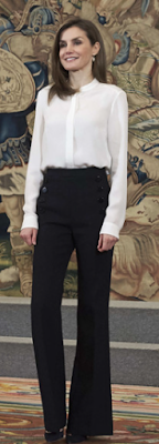 Top Hugo Boss / pantalon Sandro / escarpins Nina Ricci