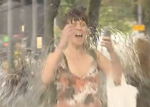 Video : バケツの水をモロに全身かぶりそうで、実は一切、濡れないドッキリのイタズラ ! !