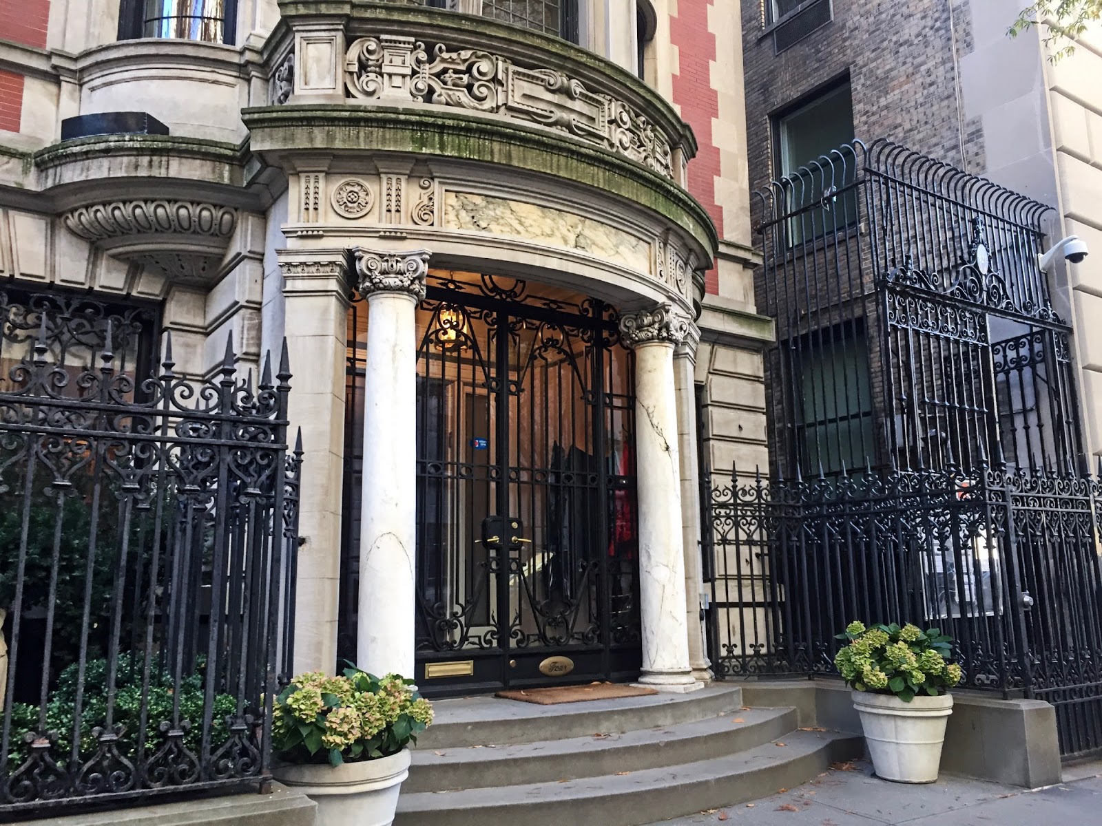 the ultimate gossip girl guide to new york Yasmin Stefanie