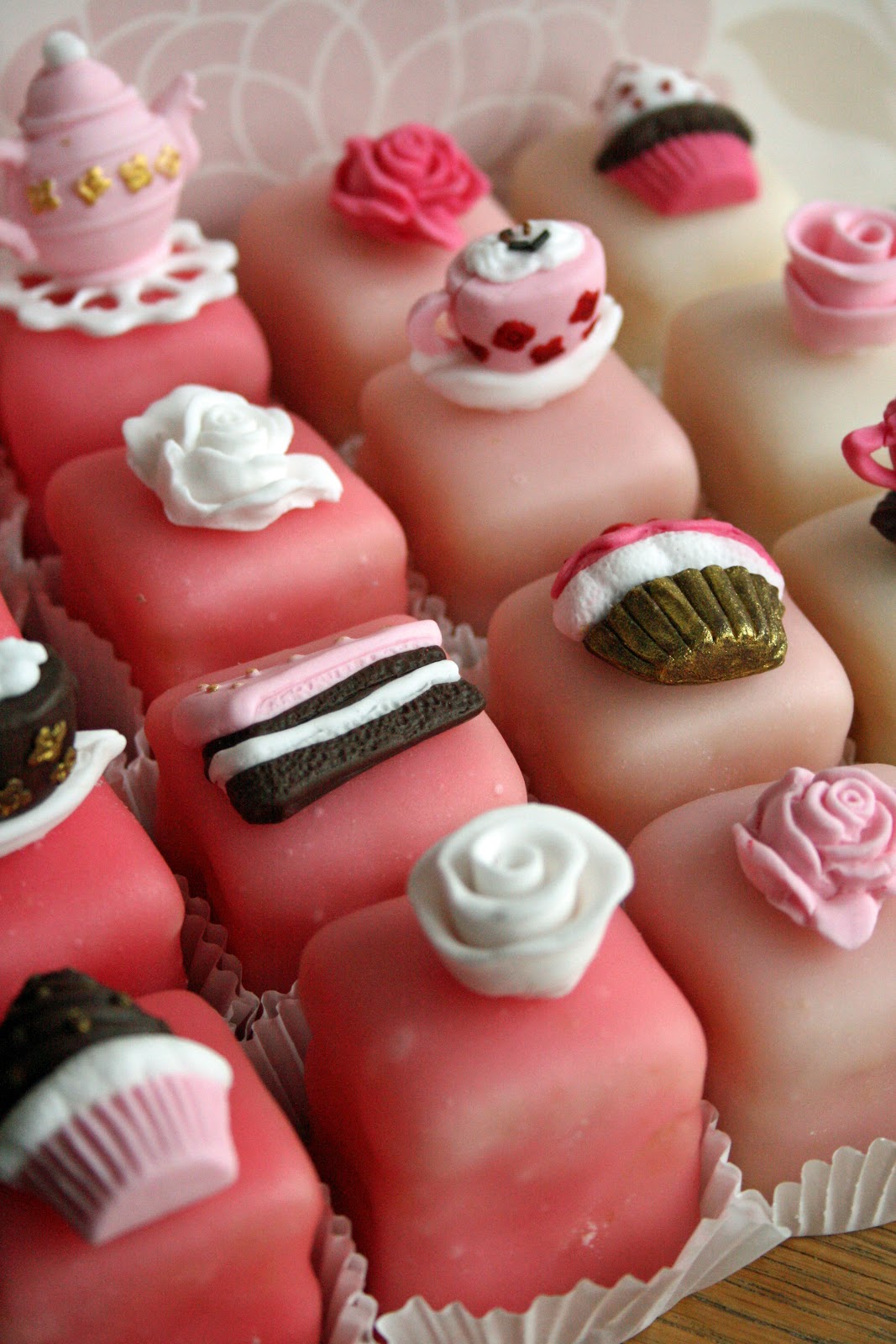 lauralovescakes... Fondant Fancies