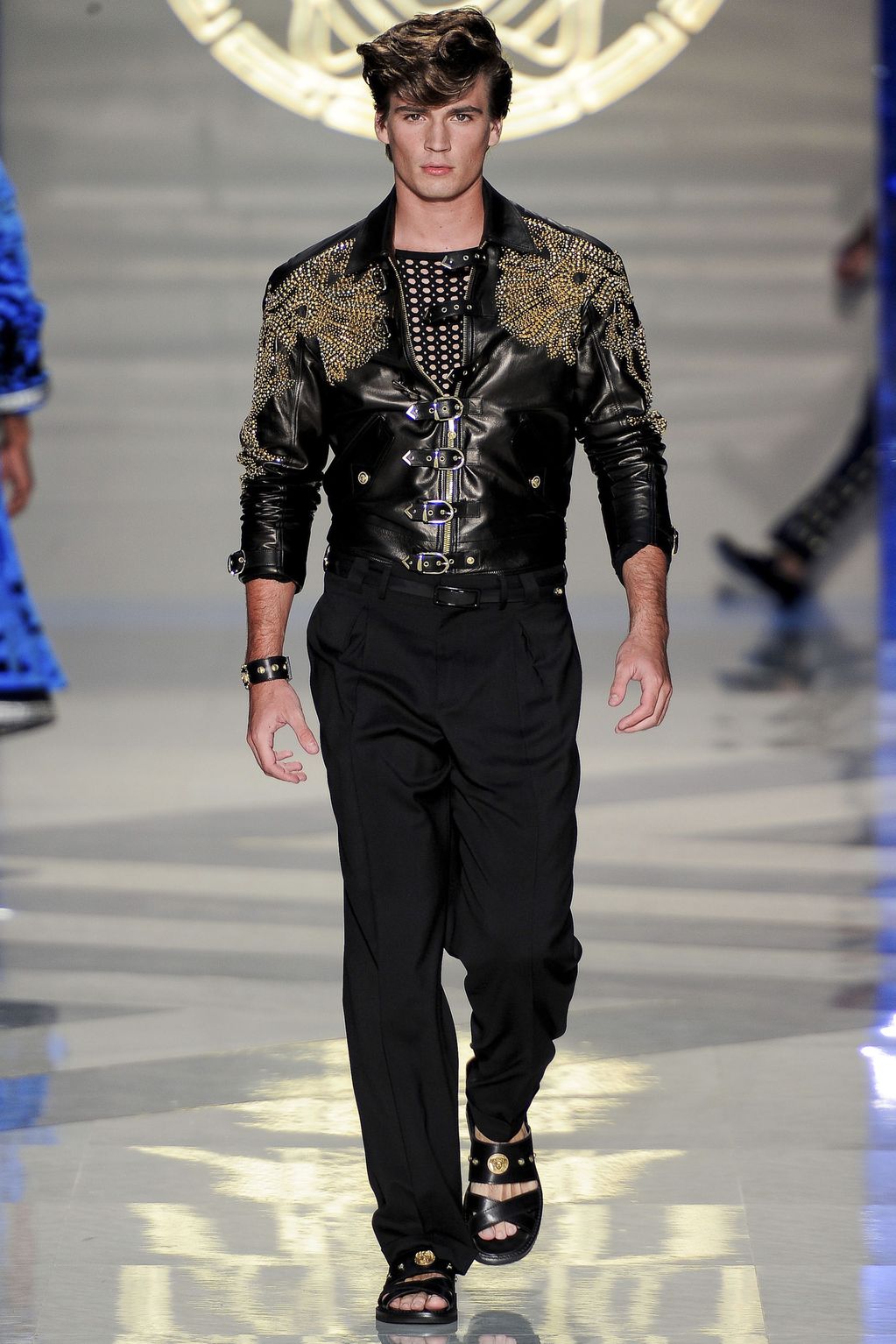 Те кто увлекается дизайном одежды оценят новую. Версаче мужская коллекция 2022. Versace SS 2020. Versace SS 2029. Мужская летняя коллекция показ Версаче.