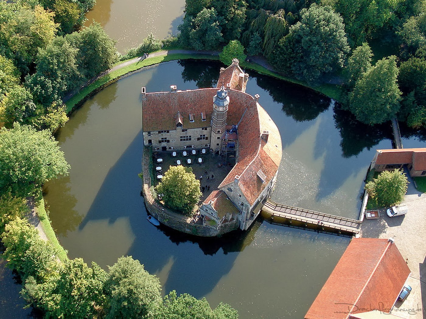 Огромная часть окруженная водой. Замок Вишеринг Германия. Замок Фишеринг (Burg Vischering), Германия. Замок Вальзен, Бельгия. Замок Шпангенберг.