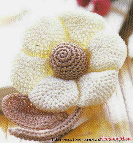 Una flor muy especial tejida con ganchillo con patrones