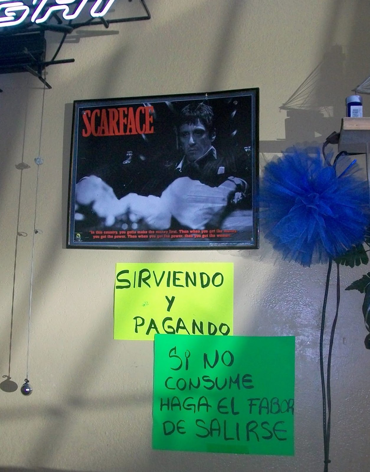 EL RRUN RRUN SIGNS IN LOCAL JOINT MINCE NO WORDS