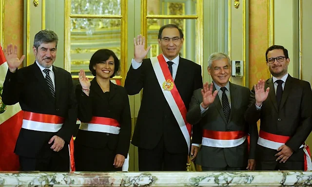 El presidente Martín Vizcarra juramentó esta tarde a los nuevos ministros de Trabajo y Promoción del Empleo; Comercio Exterior y Turismo; y de Cultura durante una ceremonia realizada en el Salón Dorado de Palacio de Gobierno.