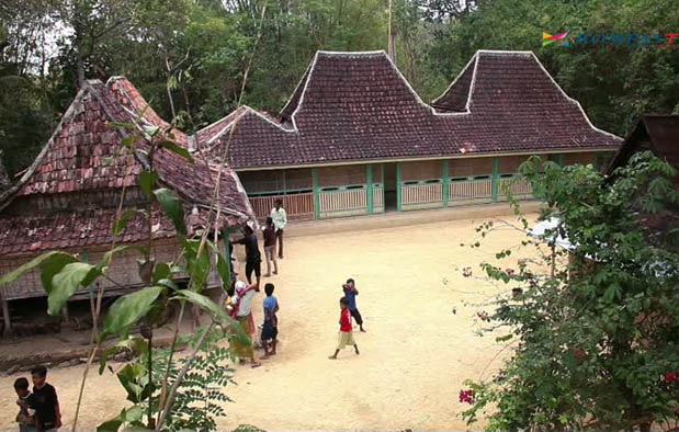 Rumah Adat Jawa Timur (Tanean Lanjhang)