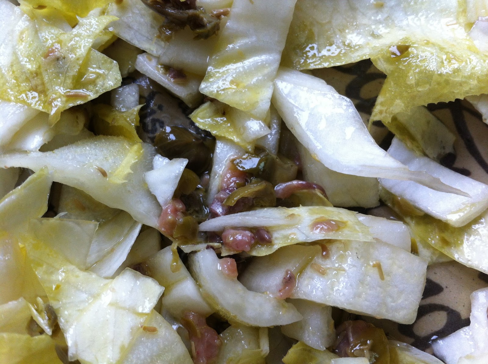 riaasmoestuin Budget salade, witlof met dressing van ansjovis en kappertjes.