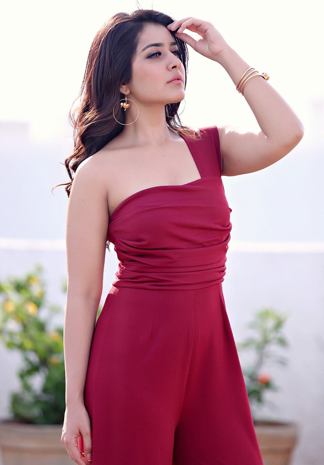 Raashi Khanna Showcasing Her Sexy Curves In Her Latest Hot Photo shoot