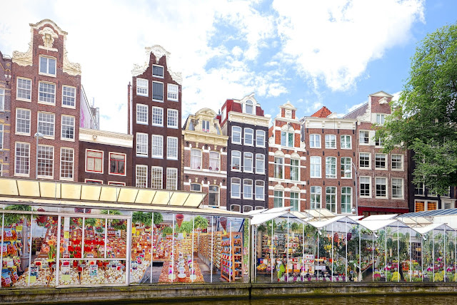 https://www.arrivalguides.com/en/Travelguide/AMSTERDAM/culture/singel-flower-market-30515