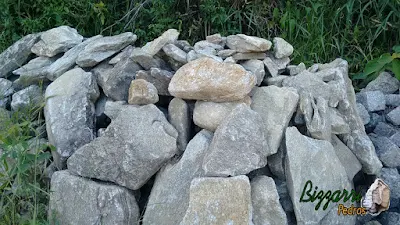 Pedra para calçamento do tipo pedra moledo com espessura de 15 cm a 20 cm.