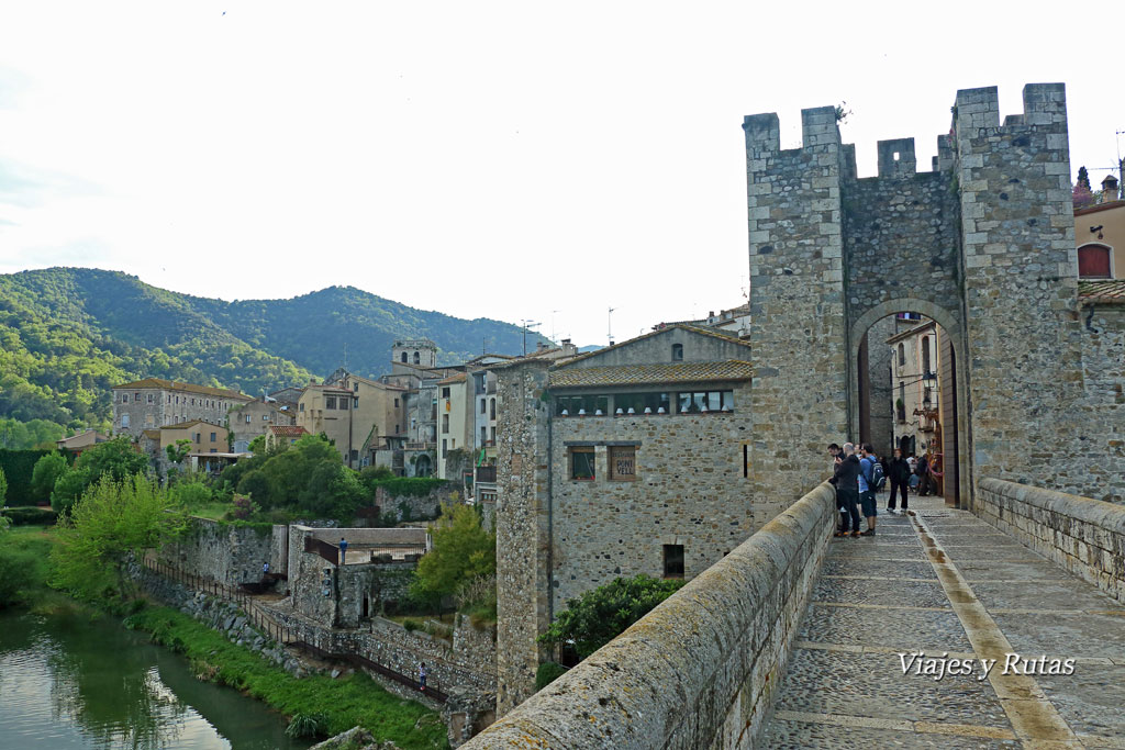 Puente viejo sobre el río Fluviá de Besalú, Girona