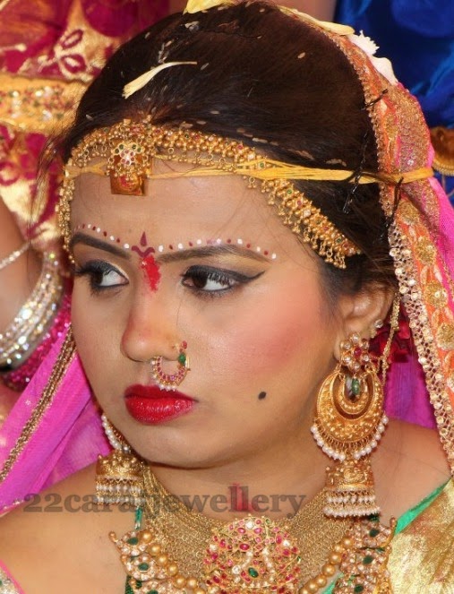 Bride in Tussi Necklaces and Chandbalis