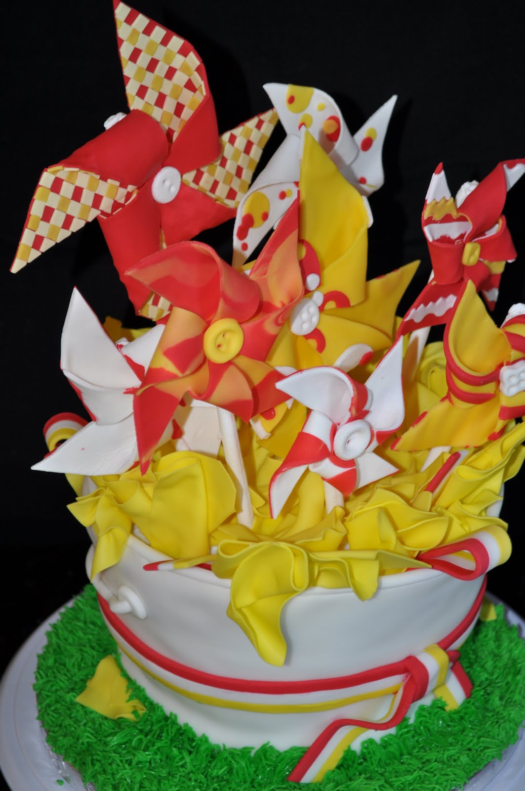 Gracie Cakes: Finishing Touches on the Pinwheel Cake - Day of delivery