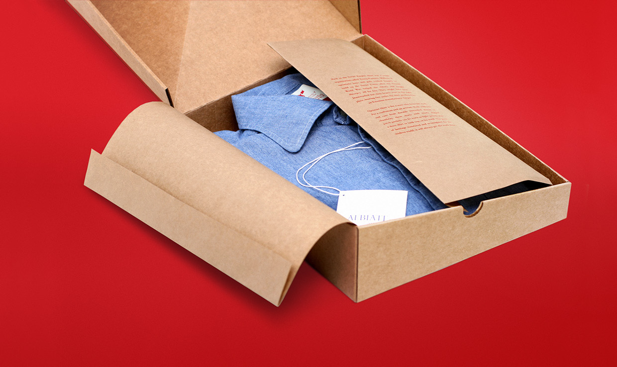 Аккуратно упакован. Коробки для упаковки одежды. Упаковка для футболок картонная. Картон для упаковки футболок. Красивые коробки для упаковки одежды.