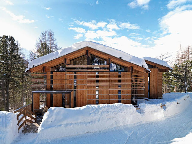 A luxury chalet  in the Swiss Alps mixes tradition and modernity