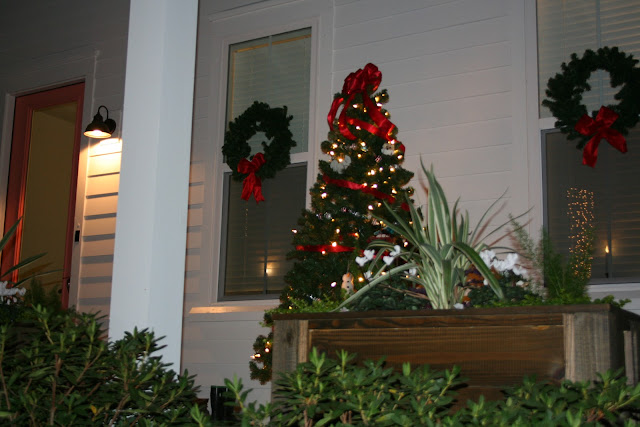 The Lowcountry Lady: Classic Outdoor Christmas Decorations
