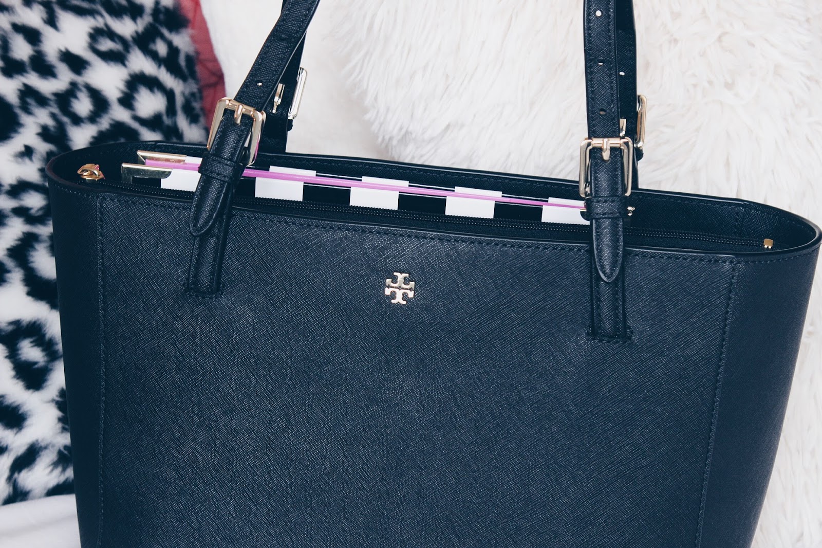 Whats in my bag & Review X Tory Burch York Buckle Tote Honey & Oaks