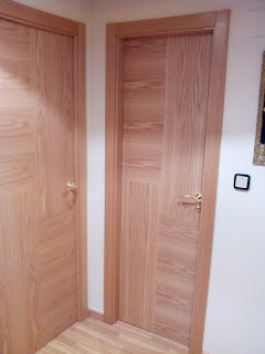 Puertas de diseño en madera y chapas de roble barnizadas a medida por carpintero Zaragoza