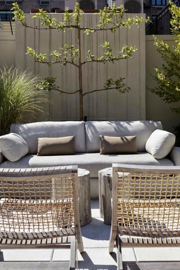 Relax in the seating area in the garden!