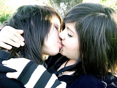 Hot Emo Lesbians Kissing 46