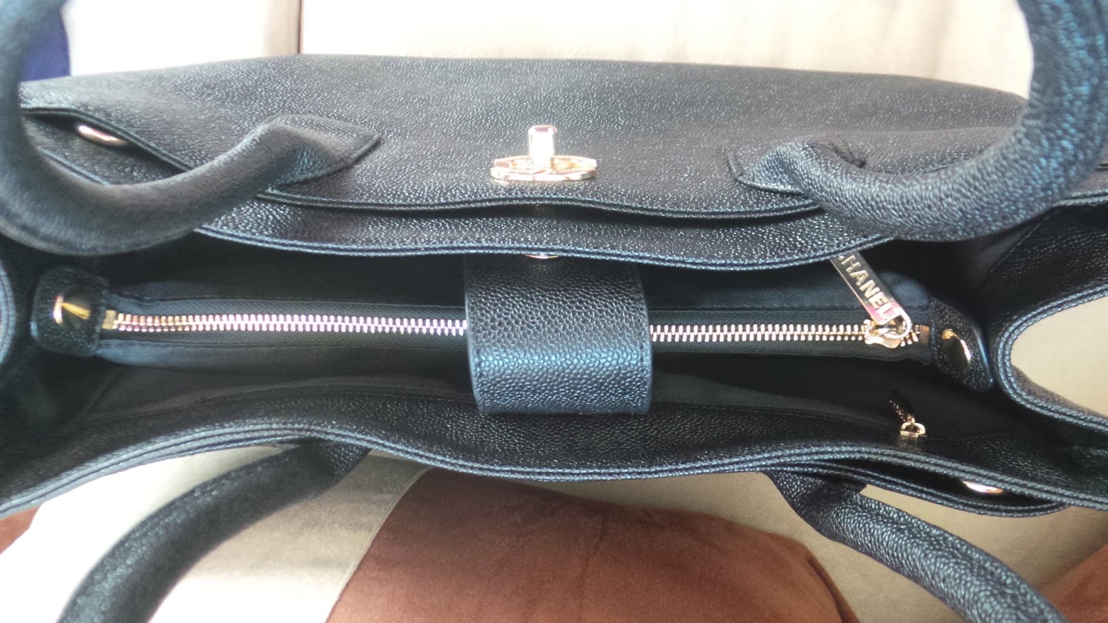 What's in my handbag | Expat Make Up Addict