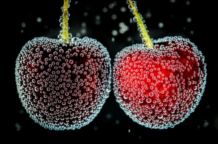 Cerejas em baixo de água Cerejas em baixo de água
