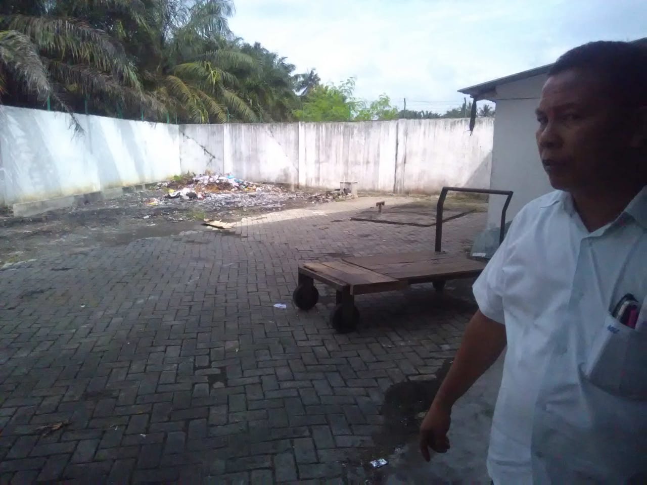 Sunarman menunjukkan tempat pembakaran makanan yang kedaluarsa.