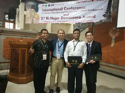 Bersama kenalan guru Sains dari Indonesia