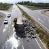 Carreta que transportava lixo tomba sob o viaduto da rodovia BR-406
