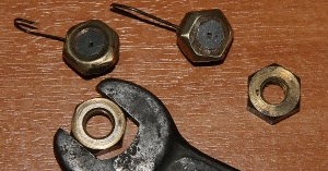 Гайка из свинца. Грузила скользящие с кембриком 80 гр. Рыболовные свинцовые грузила. Грузило гайка. Литьё грузил для рыбалки.