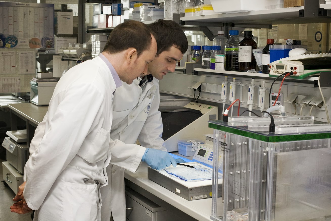 Ученые. Ученые химики. Ученый с колбой. Где найти ученых. Доктор брейн.